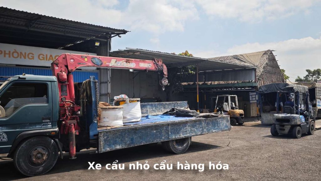 Xe cẩu nhỏ cẩu hàng hóa