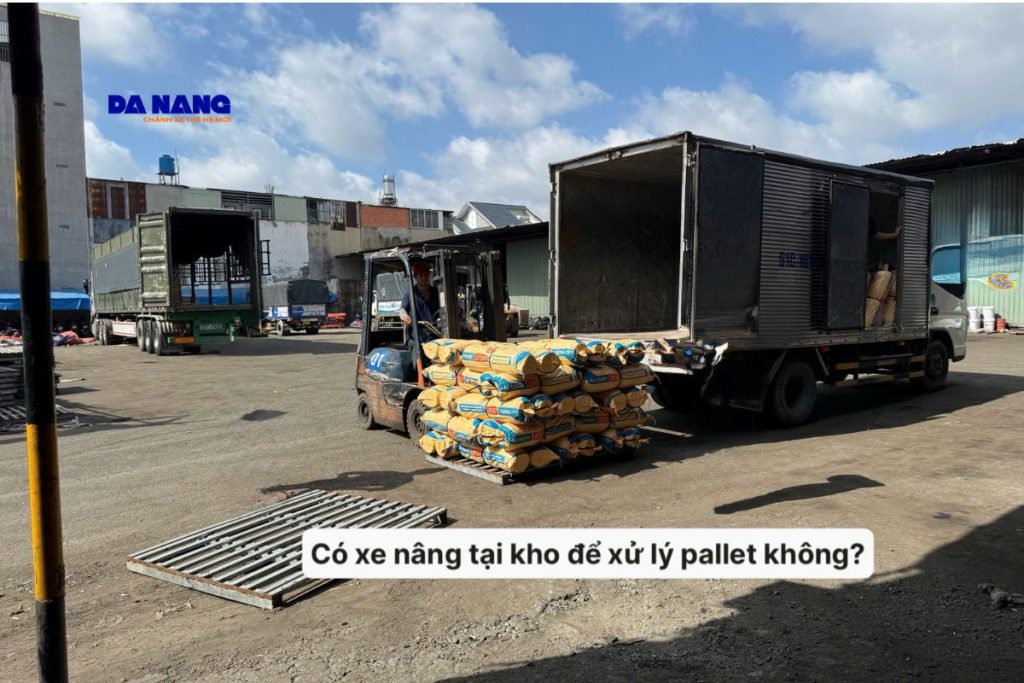 Có xe nâng tại kho để xử lý pallet không