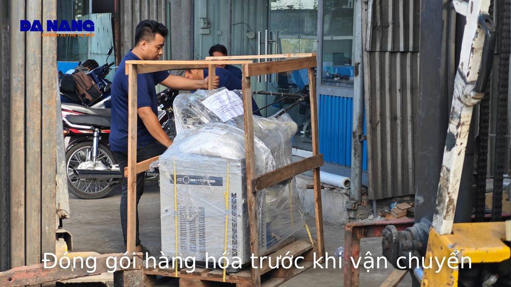 Đóng gói hàng hóa trước khi vận chuyển