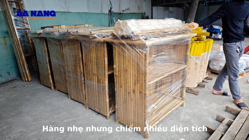 Hàng nhẹ nhưng chiếm nhiều diện tích