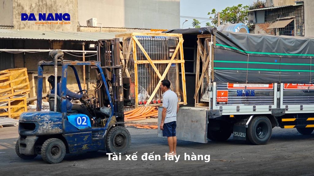 Tài xế đến lấy hàng