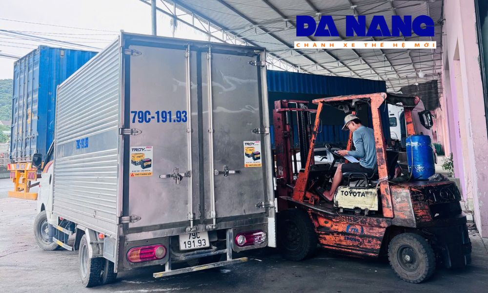Chành xe có hỗ trợ bốc hàng từ kho khách lên xe không?