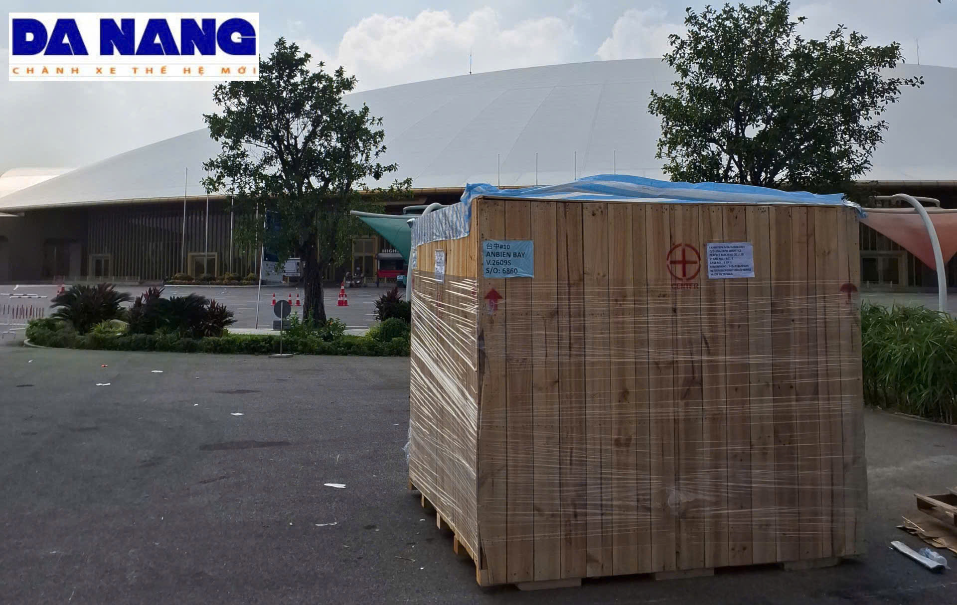 Có nhận hàng triển lãm bắt buộc giao đúng ngày không