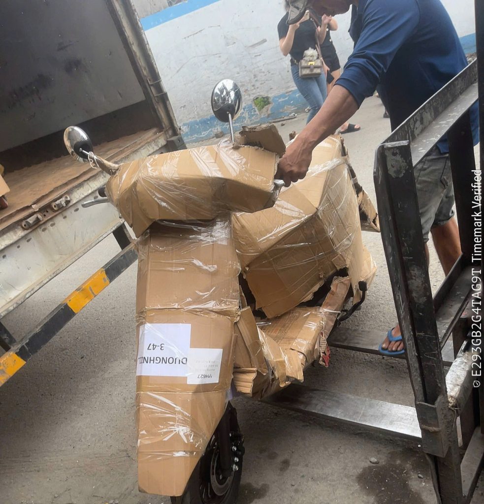 Có nhận xe máy gửi kèm hàng hóa không